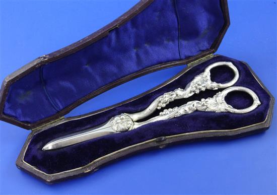 A cased pair of Victorian silver grape shears, 4.5 oz.